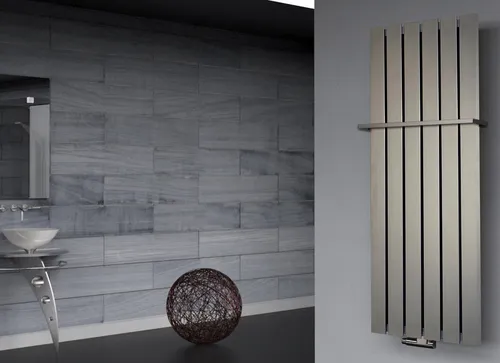 Szagato Badheizkörper Design Peking 2 - 120x47cm, 799 Watt - Heizkörper in Edelstahloptik, 5 Jahre Garantie, Made in Germany. Hochwertige Verarbeitung mit Handtuchhalter und flexibler Montage.