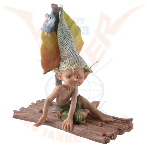 Pixie auf Floß mit Maus im Ausguck - Figuren, Skulpturen & Statuen – Verspielt bemalte Pixie-Figur auf einem romantischen Floß, ideal für kreative Frühlingsdekoration in jedem Raum.