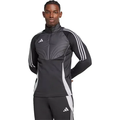 Adidas Tiro 24 Winterized Oberteil - schwarz - Funktionsjacke mit 100 % recycelten Materialien, bietet optimale Wärmeisolierung und Bewegungsfreiheit für Training bei kalten Temperaturen.