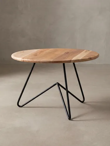 Eleganter Couchtisch aus Akazie Massivholz und Metall - Moderner Couchtisch aus handgefertigtem Akazienholz, bietet viel Ablagefläche und ist ein Unikat mit hoher Stabilität. Ideal für jedes Wohnzimmer.