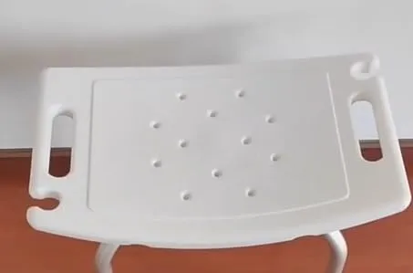 Höhenverstellbarer Duschhocker für Senioren - Badezimmerhocker mit rutschfester Sitzfläche und Duschkopfhalterung. Sicher, stabil und ergonomisch für bequemes Duschen!