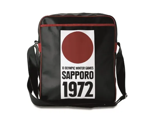Logoshirt® Japan I Sapporo 1972 Umhängetasche - Sport-Schultertasche aus robustem Kunstleder mit authentischem Sapporo 1972 Design - ideal für Sport, Büro oder Freizeit und sorgt für einen stilvollen Auftritt.
