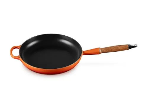 Le Creuset Signature gusseiserne Bratpfanne 26 cm Ofenrot - Pfanne für alle Herdarten, mit langlebiger Emaille und Cool-Touch-Holzgriff für optimalen Komfort beim Kochen. Ideal für köstliche, karamellisierte Gerichte.