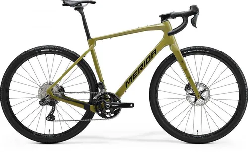 Merida SILEX 8000 II1 XL Grün – Vielseitiges Gravel-Bike für lange Touren - Das Merida SILEX 8000 II1 in Größe XL ist ideal für lange Touren und Bikepacking. Mit leichtem Rahmen und stabiler Geometrie bietet es hohe Kontrolle und Komfort auf Asphalt und Schotter.