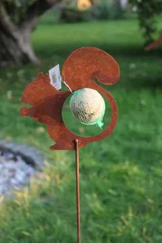 Eichhörnchen auf Stab mit Meisenknödel, Meisenknödelhalter aus Metall Rost 1,15m