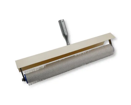 DEWEPRO Bodenlegerkelle Stachelwalze mit Spritzschutz 500mm breit, Stachellänge 11mm