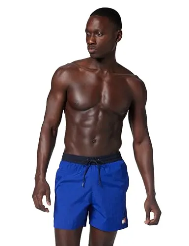 Tommy Hilfiger Herren Badehose Medium Drawstring, Blau (Wedge Blue), L - Kleidung - Ikonische Tommy Hilfiger Badehose aus 100% recyceltem Nylon, mit elastischem Tunnelzug für optimalen Komfort und perfekten Sitz am Strand oder Pool.