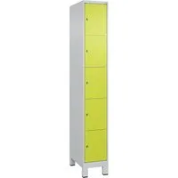 C+P Fächerschrank Classic Plus – 5 Fächer, Clowngrün, 195x30x50 cm - Der C+P Fächerschrank Classic Plus mit 5 Fächern bietet idealen Stauraum für Taschen und Sportgeräte. Mit stabilen Füßen und Zylinderschloss ausgestattet, sorgt er für Sicherheit und Ordnung.