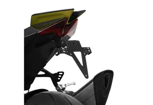 ZIEGER Kennzeichenhalter Classic für Aprilia RSV4 1100 – Schwarz - Modellgerechter Kennzeichenhalter in elegantem Schwarz. Lieferumfang: Adapterplatte, Montageset und Blinkerhalter für einfache Montage und perfekten Sitz.