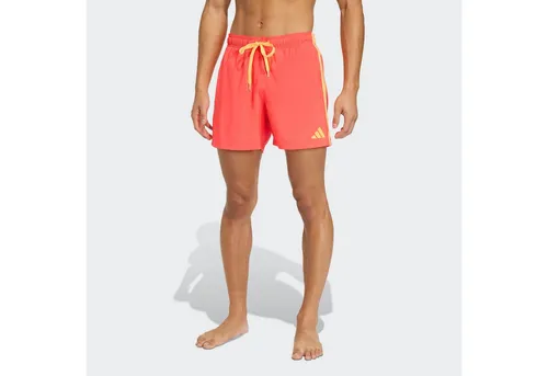 ADIDAS Herren Badeshorts 3-Streifen 5-Inch - Erlebe den perfekten Mix aus Stil und Funktion mit den adidas 3-Streifen Badeshorts. Ideal für Schwimmausflüge und Training, bieten sie schnellen Trockenvorgang und optimalen Sitz dank elastischem Bund. Praktische Taschen runden das Design ab.