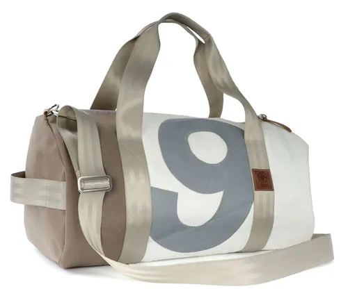 Reisetasche Pirat – Nachhaltige Segeltuchtasche in Weiß Grau Beige - Geräumige Sport- und Reisetasche aus recyceltem Segeltuch, handgefertigt und wasserabweisend. Ideal für Wochenendtrips und Sport, mit praktischem Rucksack-Tragegurt und durchdachter Innenaufteilung.
