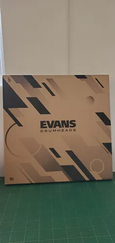 Evans BD22EMAD Bassdrumfell 55,8 cm (22 Zoll) - Felle für Bassdrums, EMAD Serie mit innovativem Dämpfungssystem für verbesserten Klang und Kontrolle beim Spielen.