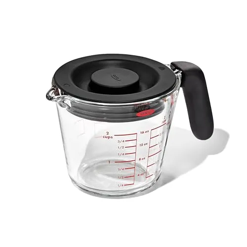 OXO Good Grips 500 ml Messbecher aus Glas mit Deckel - Messbecher aus bruchsicherem Borosilikatglas mit tropffreiem Ausguss und rutschfestem Griff. Ideal für Mikrowelle, Kühlschrank und Spülmaschine. Auslaufsicher dank Silikondeckel.