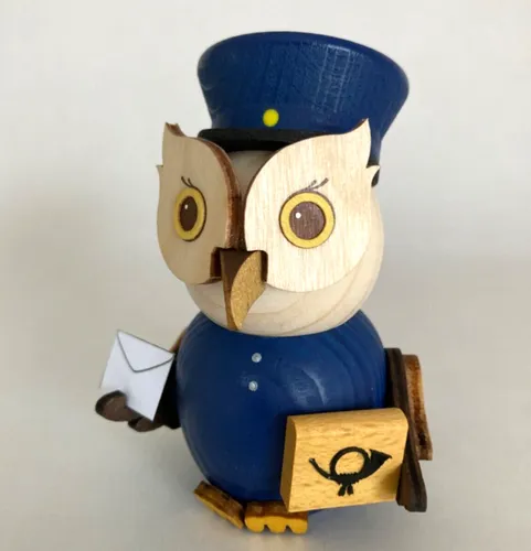 Holzfigur Mini-Eule Postbote - Erzgebirgische Holzkunst, handgefertigte Mini-Eule als Postbote, ideal als charmantes Geschenk oder zur Dekoration.