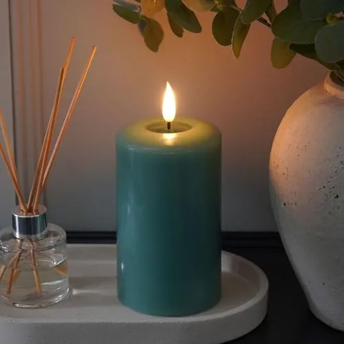 Ember Candles™ 12,5 cm Signature Sage Grün LED Flackernde Batteriekerze – 100% Echtwachs, Ultra-Realistisch, Flammenlos, Handgegossenes Design, 6-Stunden-Timer für Sichere Innennutzung (Ohne