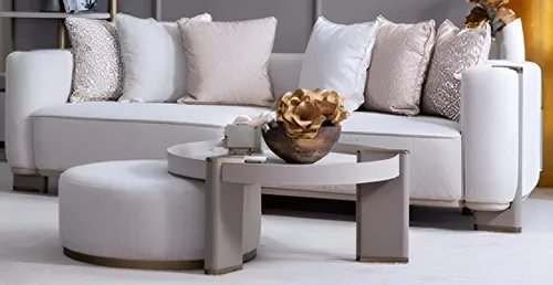 Elegantes Sofa in Weiß mit luxuriösen Kissen - Modernes 3-Sitzer Sofa in Weiß, ideal für das Wohnzimmer. Mit hochwertigem Polyester bezogen, bietet es Komfort und Stil. Maße: 230 x 92 x 73 cm, ohne Montage erforderlich.
