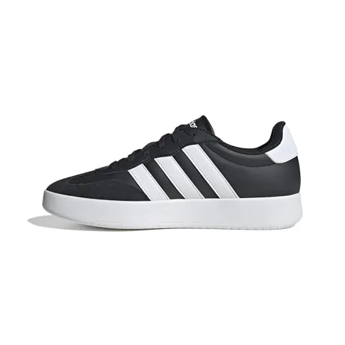 adidas Herren BARREDA Shoes - Stylische Sneakers in Core Black/Cloud White - Herren-Sneaker mit regulärer Passform, Synthetik- und Wildleder-Obermaterial sowie klassischem T-förmigem Overlay für zeitlosen Style und Komfort.