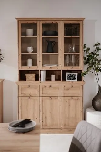 Buffet Timber Landhaus mit Glasfront, 6 Türen und 3 Schubladen - Stilvolles Buffet im Landhausdesign mit 6 Türen (3 Glastüren) und 3 Schubladen. Ideal für Ess- oder Wohnzimmer, bietet viel Stauraum und Präsentationsmöglichkeiten. Pflegeleichte Oberfläche in Artisan Eiche.