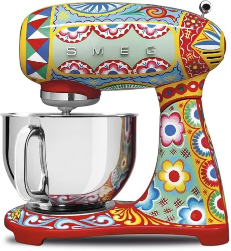 Smeg SMF03DGEU Dolce & Gabbana Küchenmaschine – Stilvoll und leistungsstark - Elegante Küchenmaschine im Dolce & Gabbana Design, ideal für kreative Kochabenteuer. Mit vielseitigen Funktionen und hochwertiger Verarbeitung.