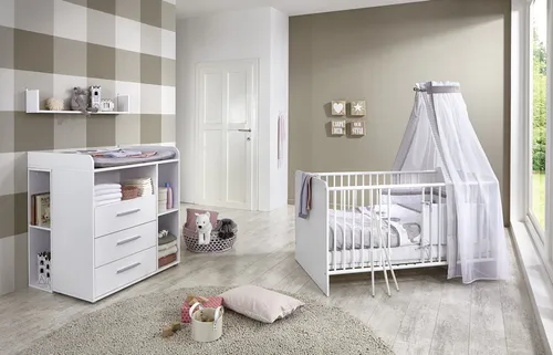 Babyzimmer Komplettset KIM 6 in Weiß - Vielseitiges Babyzimmer-Set mit Wickelkommode und höhenverstellbarem Babybett. Ideal für Jungen und Mädchen, gefertigt aus zertifiziertem Holzwerkstoff in Deutschland.