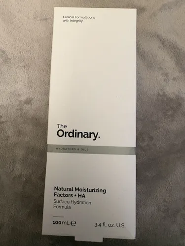 The Ordinary Natural Moisturizing Factors + HA Gesichtscreme 100 ml - Feuchtigkeitsspendende Gesichtscreme, die mit natürlichen Inhaltsstoffen arbeitet, um die Hautbarriere zu unterstützen. Ideal für eine optimale Feuchtigkeitsversorgung ohne fettigen Film.