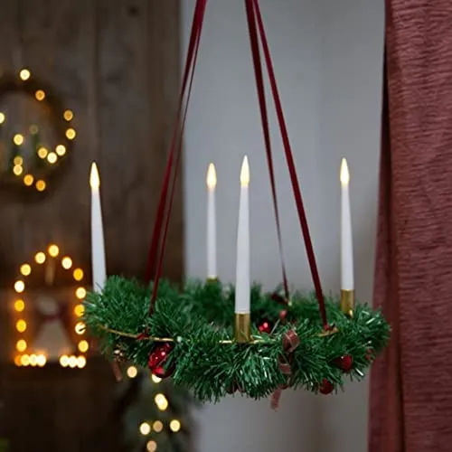 Spetebo Hängender Adventskranz mit 4 LED Kerzen - Weihnachten Kränze mit flackernden LED Kerzen, dekoriert mit Kugeln und Tannenzapfen, ideal für festliche Stimmung und einfache Aufhängung.