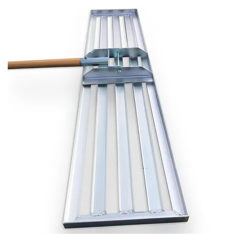 SattesGrün Rasenrechen ohne Stiel - Verzinkter Rasenrakel (100 cm x 26 cm) zur perfekten Rasenebnung, ideal für Gartenliebhaber und DIY-Projekte.