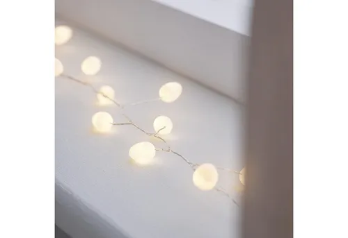Lights4fun LED-Lichterkette Cluster mit Beeren - Verleihen Sie Ihrem Zuhause eine elegante Note mit dieser 5,5m langen Lichterkette. 100 warmweiße Micro LEDs schaffen eine gemütliche Atmosphäre und sind ideal für vielseitige Dekorationen. Inklusive 6-Stunden-Timer für automatisches Leuchten.