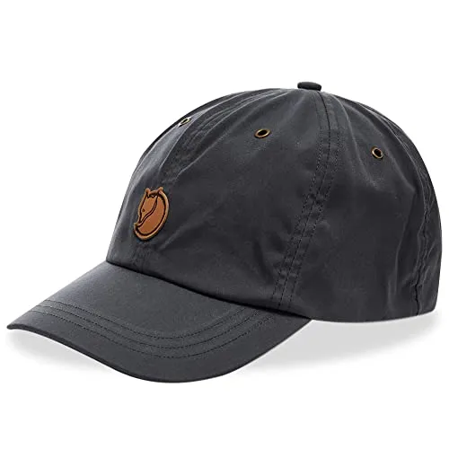 Fjällräven Unisex Helags Cap, Dark Grey, S-M EU - Stylische Baseball Cap mit Belüftungslöchern und hochwertigem Fjällräven-Lederlogo – ideal für Outdoor-Abenteuer.
