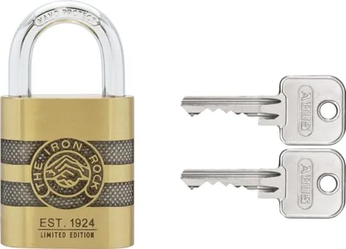 ABUS Vorhängeschloss Messing 83/45 IRON ROCK - Starkes Vorhängeschloss mit Sicherheitslevel 8, wetterfest und ideal für drinnen und draußen. Hochwertiger Schließmechanismus mit automatischer Verriegelung und edlem Jubiläumsdesign.