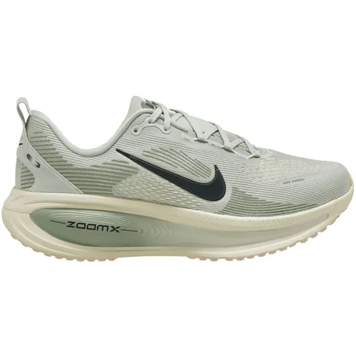 Nike Vomero 18 Herren Grau/Silber 44.5 - Komfort beim Laufen - Erlebe den neuen Nike Vomero 18 für Herren, der mit seinem innovativen Design und hervorragender Dämpfung für ein unvergleichliches Lauferlebnis sorgt.