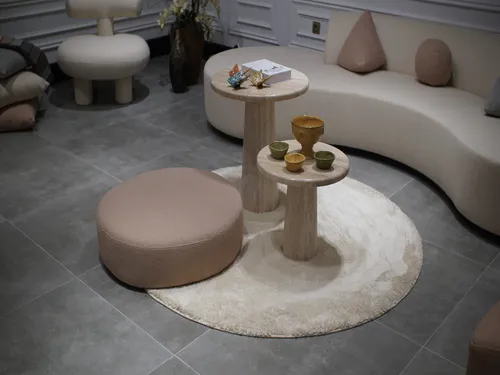 Beiger Sitzhocker - Luxuriöser Polsterhocker mit modernem Design - Polsterhocker in Beige, ideal für Wohnzimmer. Mit komfortablem Polyester-Füllmaterial und stilvollem, modernen Design. Perfekt als zusätzlicher Sitzplatz oder dekoratives Element.