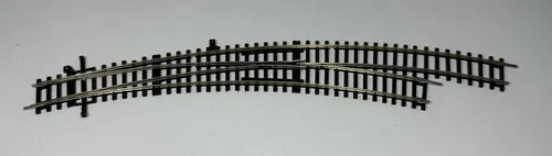 Roco H0 42474 Bogenweiche rechts Radius 5/6 - Gleismaterial für Spur H0, ermöglicht flexible Streckenführung und ein realistisches Modellbahnerlebnis.