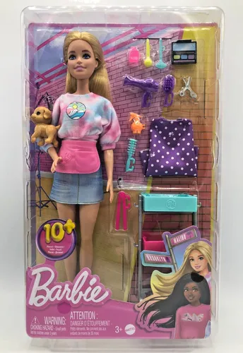 Barbie On Set Malibu Puppe und Zubehör - Frisierwagen für kreatives Rollenspiel - Bekleidungs- & Zubehör-Sets für Puppen mit 14 Teilen, inklusive Frisierwagen und Styling-Accessoires, ideal für kreative Kinder ab 3 Jahren.