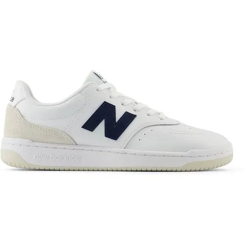 NEW BALANCE Herren Freizeitschuhe BB80 - Sneaker mit Langlebigkeit, Stil und Komfort - ideal für den Court und die Freizeit. Entdecke die perfekte Kombination aus hochwertiger Sportbekleidung und funktionalen Artikeln bei INTERSPORT.