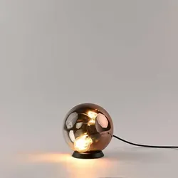 s.luce Orb Tischlampe – Elegante Kupfer-Glaskugel von s.luce