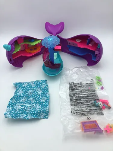 Polly Pocket Sparkle Cove Narwal-Abenteuer Boot - Sonstige, einzigartiges Spielset mit Wasserspiel und 13 Zubehörteilen für endlosen Spaß und kreative Abenteuer für Kinder ab 4 Jahren.