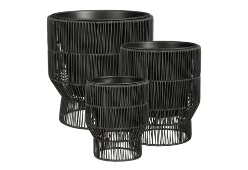 Mica Decorations Peta Blumentopf Set von 3 – Schwarz - Elegantes Set aus 3 runden Blumentöpfen mit Ständer, ideal für stilvolle Pflanzenpräsentation in jedem Raum.