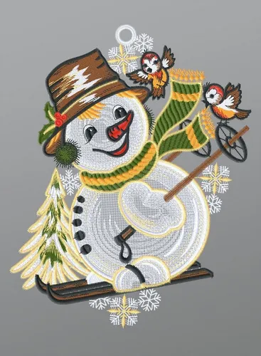 Plauener Spitze® Fensterbild Schneemann auf Skiern, HxB 26x20cm - Charmantes Wintermotiv: Der lustige Schneemann auf Skiern bringt Freude ins Kinderzimmer und zaubert eine festliche Atmosphäre. Aus 100 % Polyester, waschbar bei 30 Grad, ideal für die Winterdekoration.