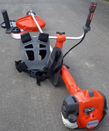 Husqvarna 525 RXT Profi Motorsense Freischneider - Rasentrimmer & Motorsensen mit 1,36 PS 2-Takt-Motor, ideal für professionelle Anwendungen und anspruchsvolle Gartenarbeiten.
