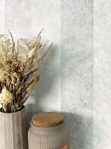 Newroom Vliestapete - Modern Streifen in Metallic Glänzend - Streifen-Tapete in Hellgrau Silber für Wohnzimmer, Schlafzimmer und Küche. Verwandeln Sie Ihre Wände in stilvolle Kunstwerke mit einer robusten und umweltfreundlichen Lösung!
