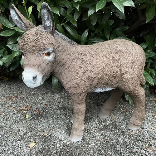 Gartenfigur Esel Figur braun 50 cm - Wetterfeste Dekofigur aus Kunstharz, 50 cm groß, ideal für Garten und Balkon, bringt ländlichen Charme und einen freundlichen Blickfang in Ihr Zuhause.