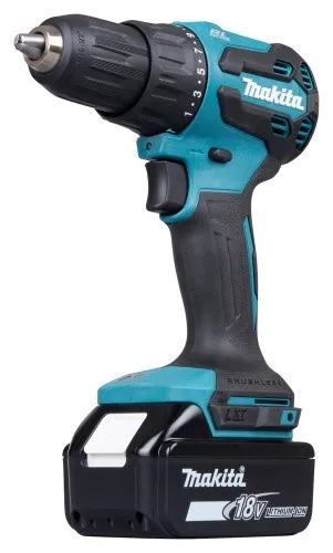 Makita DHP490RTJ Akku-Schlagbohrschrauber - Akkuschrauber mit bürstenlosem Motor, 2 x 5,0 Ah Akkus und Schnellladegerät. Ideal für präzises Bohren und Schrauben, auch unter schwierigen Bedingungen dank XPT-Technologie.