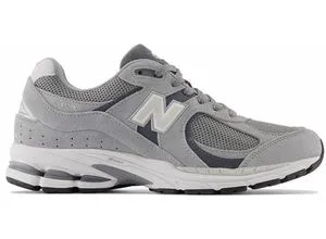 Herren Sneaker 2002R mit Leder 42EU - Sneakers für Herren: Sportiver 2002R von New Balance mit komfortabler Dämpfung und klassischer Schnürung für optimalen Tragekomfort.