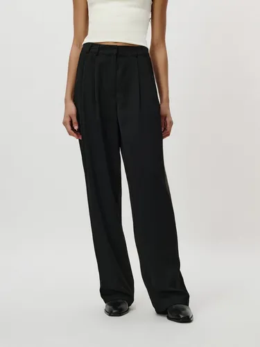 LeGer Bundfaltenhose Kora – Regular Fit in Schwarz (Gr. 44) - Klassische Bundfaltenhose aus 100% Polyester, ideal für lässige Outfits. Mit Eingrifftaschen und angesetztem Bündchen für optimalen Tragekomfort.