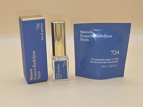 Maison Francis Kurkdjian 724 Eau De Parfum Set 5ml + 10ml Duschgel - Erleben Sie das exklusive 724 Eau de Parfum im praktischen Set mit Duschgel. Ideal für Reisen und die tägliche Pflege. Entdecken Sie einen einzigartigen Duft aus Frankreich.
