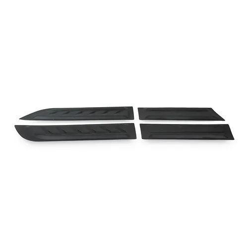 OMAC Frontstoßstange Türschutzleisten für Toyota Hilux 2015-2025 - 4tlg, ABS Schwarz - Schützen Sie Ihr Fahrzeug mit robusten Türschutzleisten aus hochwertigem ABS. Diese stilvollen Verkleidungen bieten zusätzlichen Schutz vor Straßenschmutz und leichten Stößen und werten das Design Ihres Toyota Hilux auf.