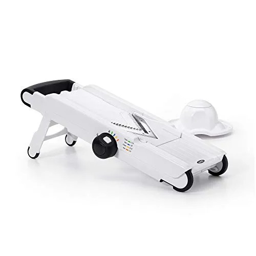 OXO Good Grips Gemüsehobel mit V-Klinge, Weiß/Schwarz - Gemüsehobel für präzises Schneiden in verschiedenen Stärken, mit einstellbarer Schnittstärke und antihaftbeschichtetem Schneidebrett. Spülmaschinenfest und benutzerfreundlich.