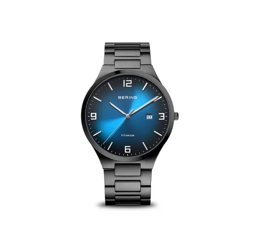 Bering 15240-727 Herren-Armbanduhr - Titan-Gehäuse, Saphirglas, Schwarz/Blau - Elegante Herrenuhr mit Titan-Gehäuse (40 mm) und nahezu unzerkratzbarem Saphirglas. Wasserdicht bis 5 ATM, ideal für den aktiven Lebensstil.