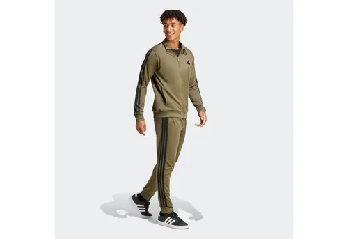 adidas Herren SPORTSWEAR BASIC 3 STRIPES TRICOT TRACKSUIT - Olive Strata, XXL - Kleidung - Bequemer Trainingsanzug aus 100 % recyceltem Polyester mit praktischen Taschen und stylishem Stehkragen für optimalen Tragekomfort.